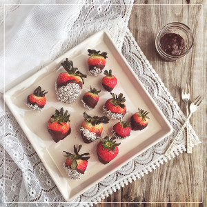 Vegan Dark Chocolate Dipped Strawberries // justinecelina