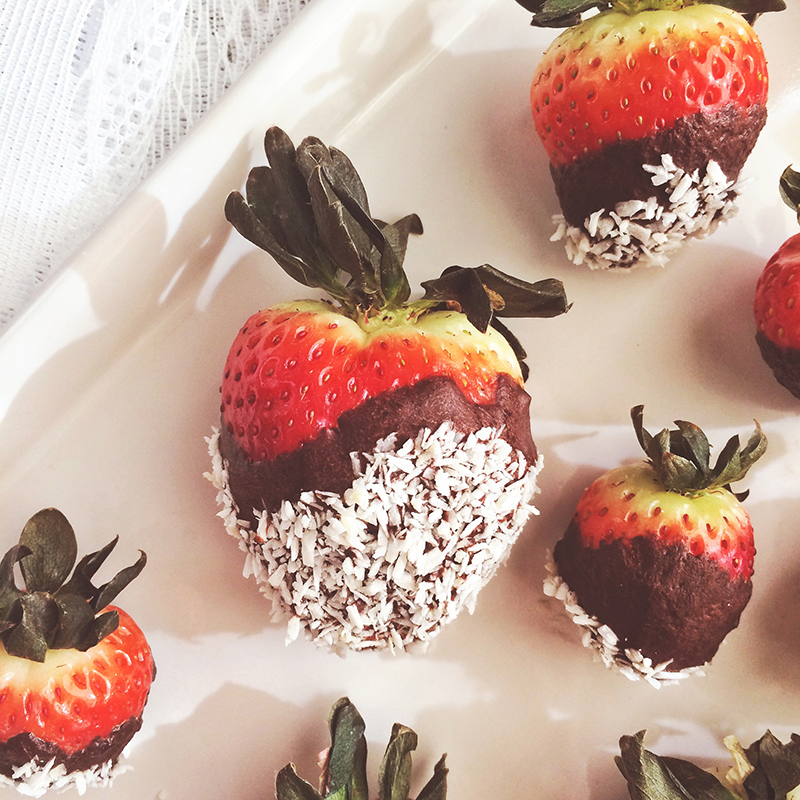 Vegan Dark Chocolate Dipped Strawberries // JustineCelina.com