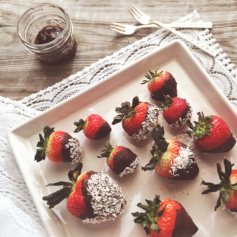 Vegan Dark Chocolate Dipped Strawberries // JustineCelina.com