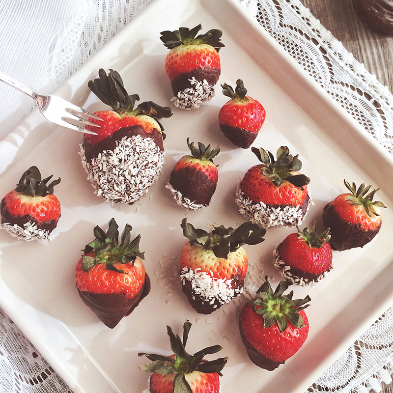 Vegan Dark Chocolate Dipped Strawberries // JustineCelina.com