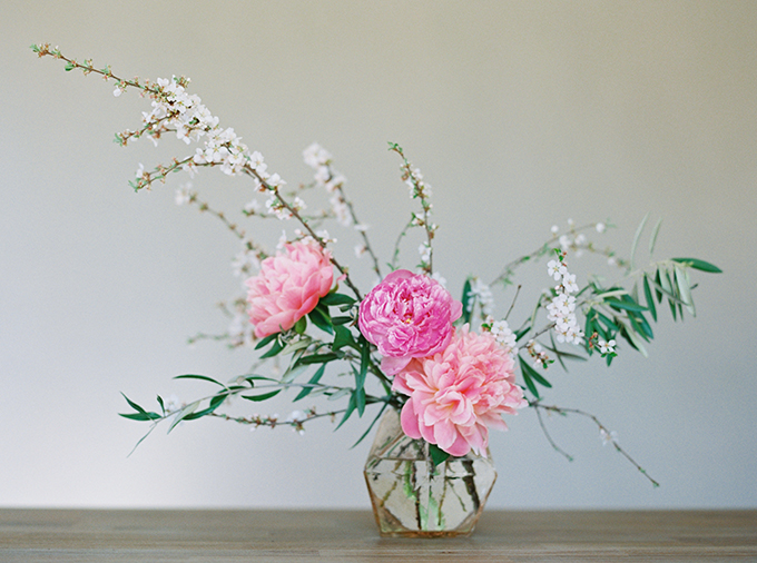 DIY | How to Make a Summer Flower Arrangement with Rebecca Dawn Design | Adding Primary Flowers | Pink Peonies // JustineCelina.com