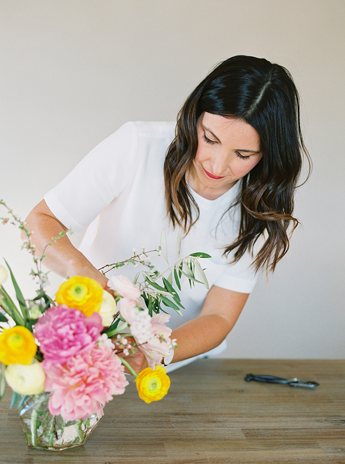 DIY | How to Make a Summer Flower Arrangement with Rebecca Dawn Design | Adding Secondary Flowers | Pink Peonies // JustineCelina.com