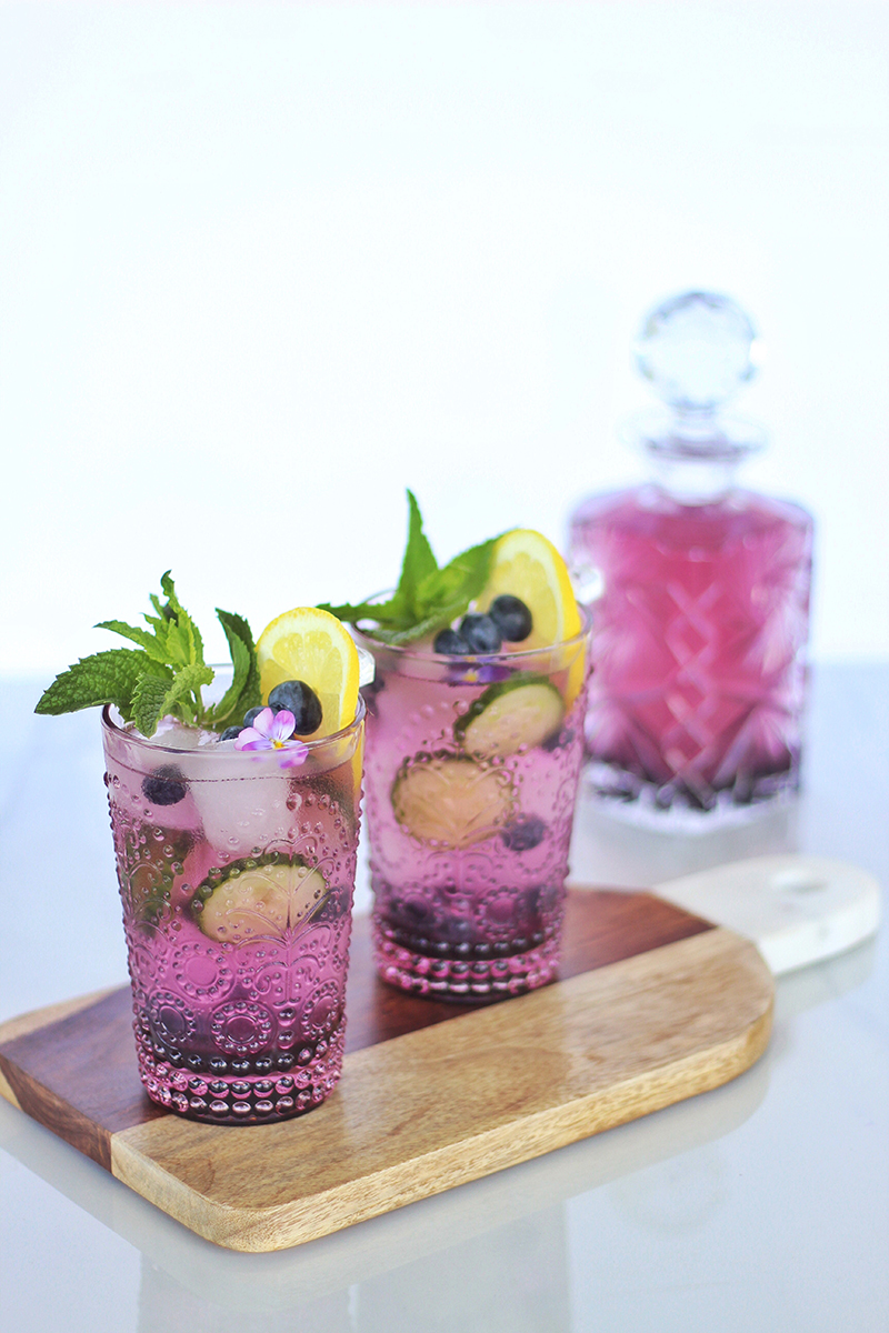 Blueberry Lemon and Cucumber Gin Mojitos | A refreshing, clean, refined sugar free cocktail | Blueberry Mojito Recipe | Muddled Blueberry Cocktail | Blueberry Cocktail Gin | How to Muddle Blueberries | Best summer Cocktails // JustineCelina.com