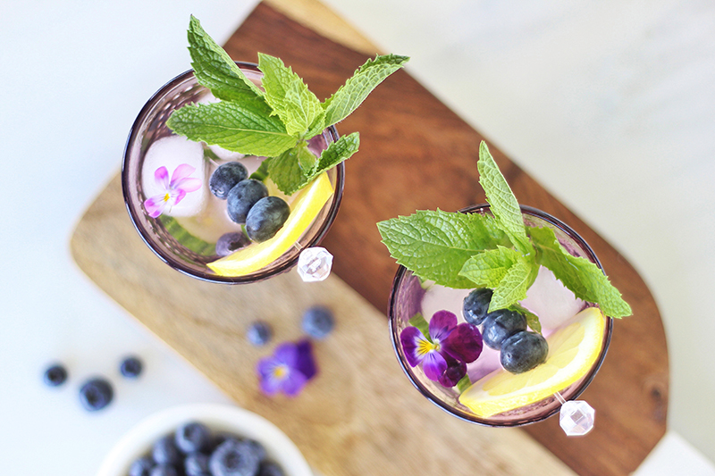 Blueberry Lemon and Cucumber Gin Mojitos | A refreshing, clean, refined sugar free cocktail | Blueberry Mojito Recipe | Muddled Blueberry Cocktail | Blueberry Cocktail Gin | How to Muddle Blueberries | Best summer Cocktails // JustineCelina.com