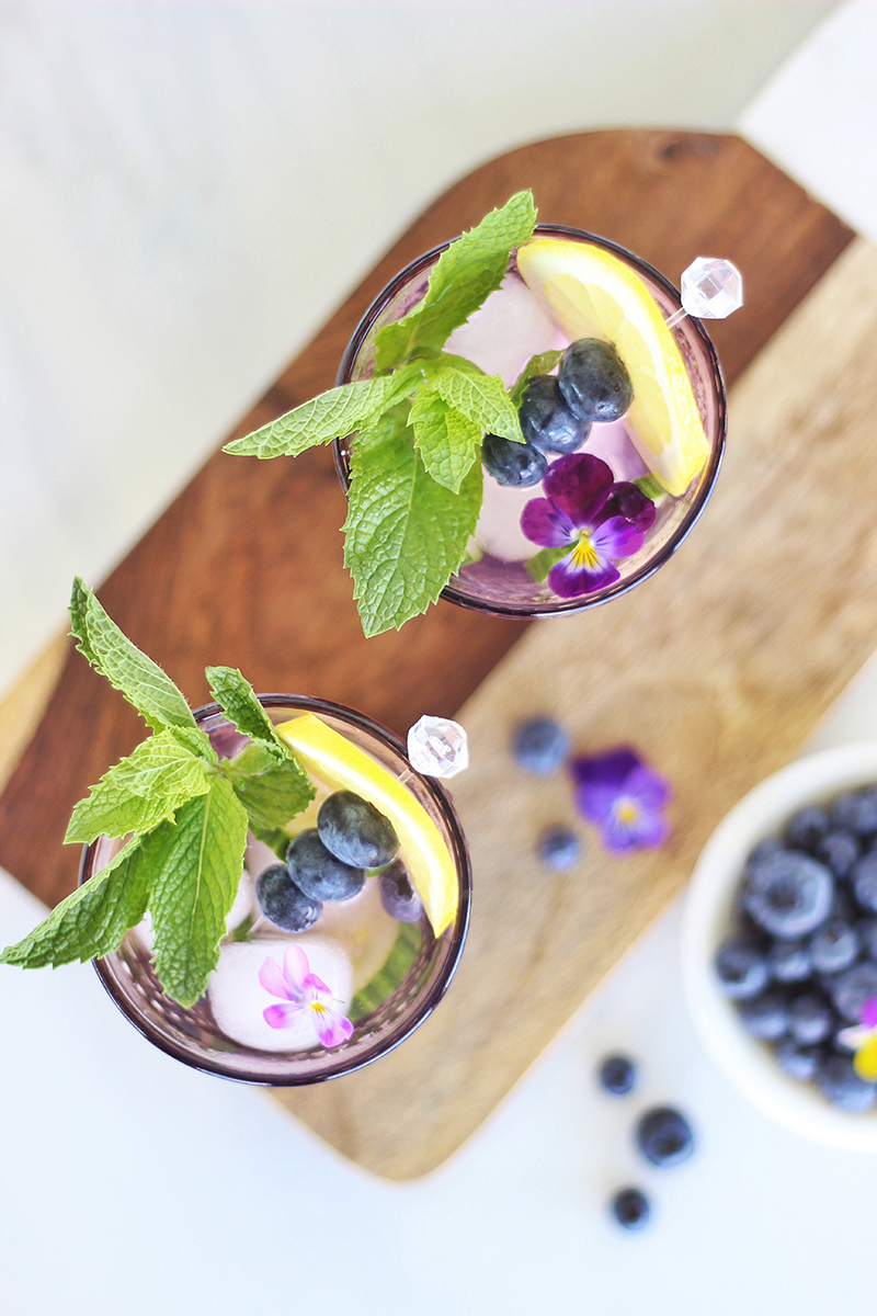 Blueberry Lemon and Cucumber Gin Mojitos | A refreshing, clean, refined sugar free cocktail | Blueberry Mojito Recipe | Muddled Blueberry Cocktail | Blueberry Cocktail Gin | How to Muddle Blueberries | Best summer Cocktails // JustineCelina.com