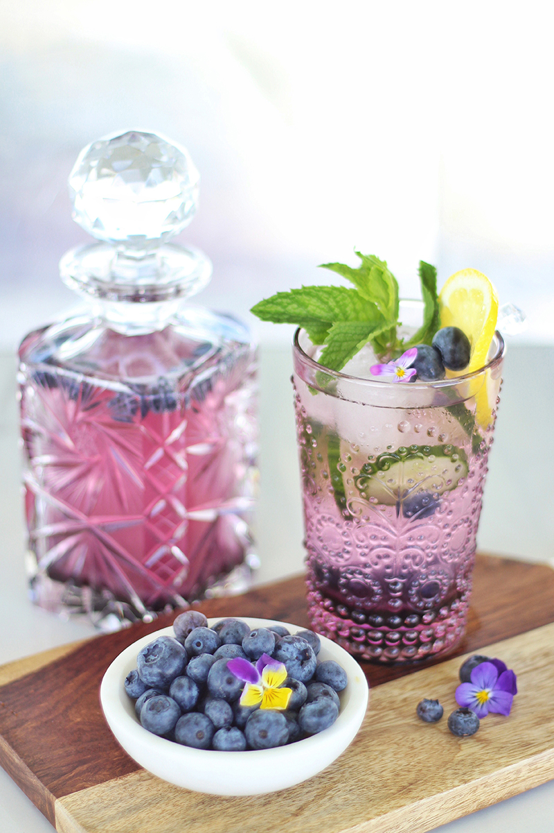 Blueberry Lemon and Cucumber Gin Mojitos | A refreshing, clean, refined sugar free cocktail | Blueberry Mojito Recipe | Muddled Blueberry Cocktail | Blueberry Cocktail Gin | How to Muddle Blueberries | Best summer Cocktails // JustineCelina.com