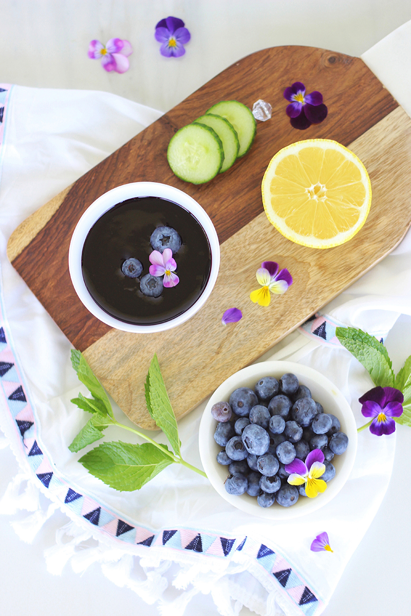 Blueberry Lemon and Cucumber Gin Mojitos | A refreshing, clean, refined sugar free cocktail | Blueberry Mojito Recipe | Muddled Blueberry Cocktail | Blueberry Cocktail Gin | How to Muddle Blueberries | Best summer Cocktails // JustineCelina.com