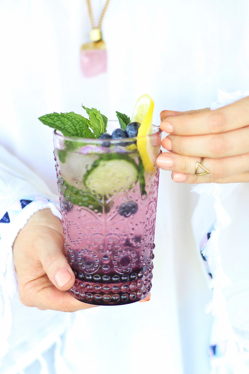 Blueberry Lemon and Cucumber Gin Mojitos | A refreshing, clean, refined sugar free cocktail | Blueberry Mojito Recipe | Muddled Blueberry Cocktail | Blueberry Cocktail Gin | How to Muddle Blueberries | Best summer Cocktails // JustineCelina.com