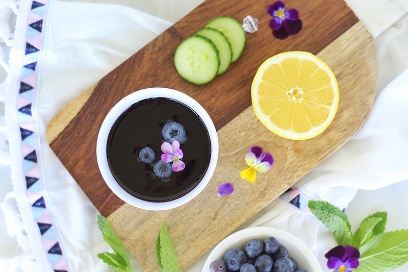 Blueberry Lemon and Cucumber Gin Mojitos | A refreshing, clean, refined sugar free cocktail | Blueberry Mojito Recipe | Muddled Blueberry Cocktail | Blueberry Cocktail Gin | How to Muddle Blueberries | Best summer Cocktails // JustineCelina.com