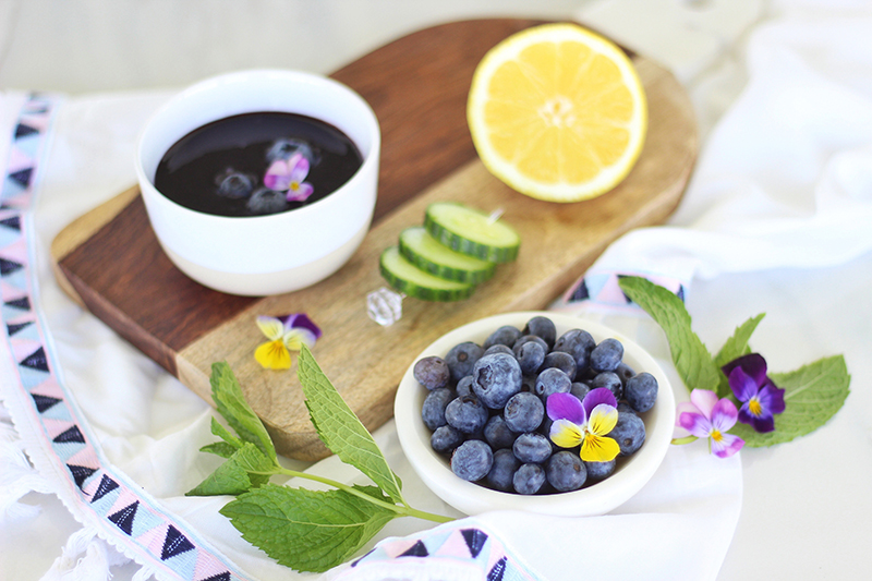 Blueberry Lemon and Cucumber Gin Mojitos | A refreshing, clean, refined sugar free cocktail | Blueberry Mojito Recipe | Muddled Blueberry Cocktail | Blueberry Cocktail Gin | How to Muddle Blueberries | Best summer Cocktails // JustineCelina.com