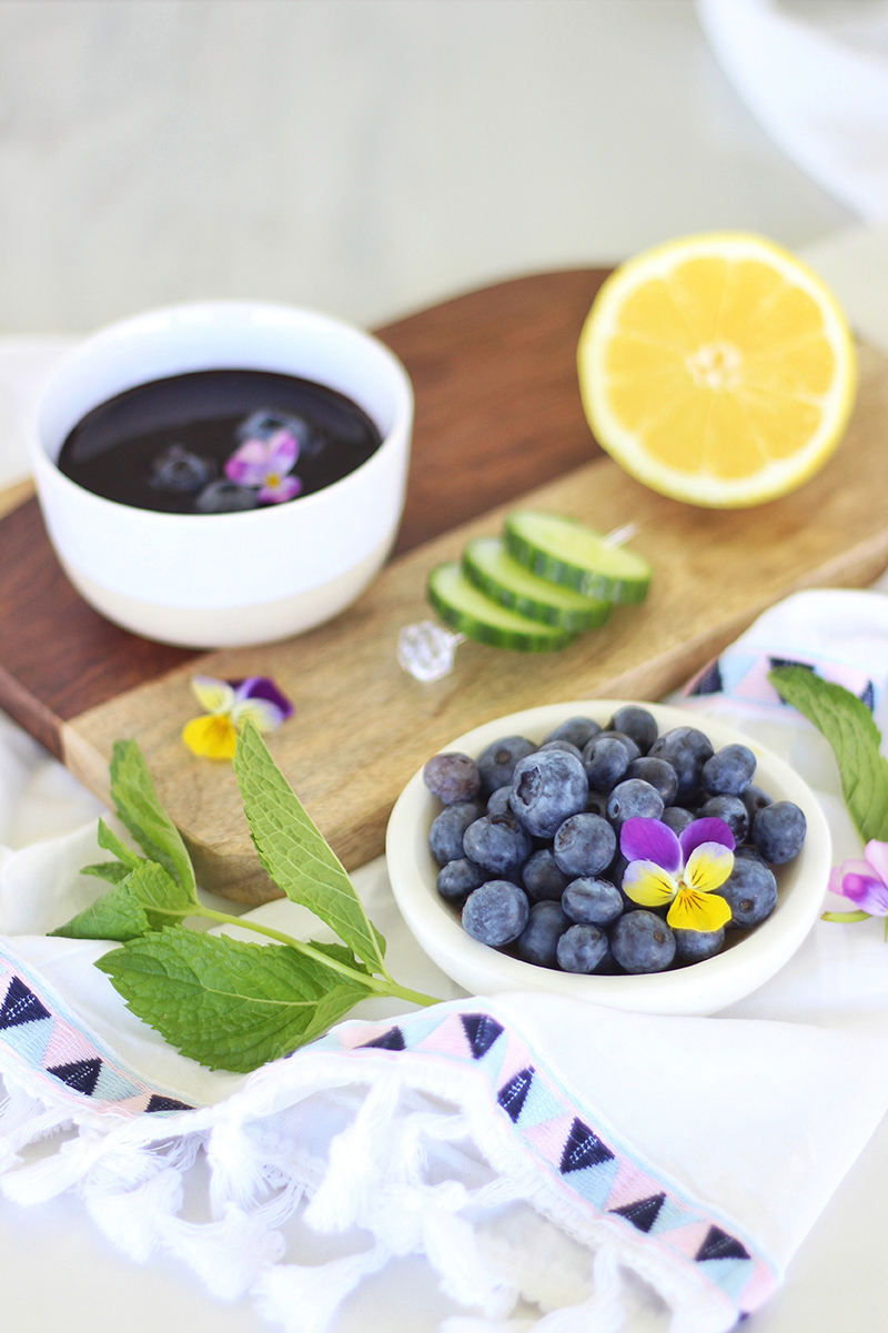 Blueberry Lemon and Cucumber Gin Mojitos | A refreshing, clean, refined sugar free cocktail | Blueberry Mojito Recipe | Muddled Blueberry Cocktail | Blueberry Cocktail Gin | How to Muddle Blueberries | Best summer Cocktails // JustineCelina.com