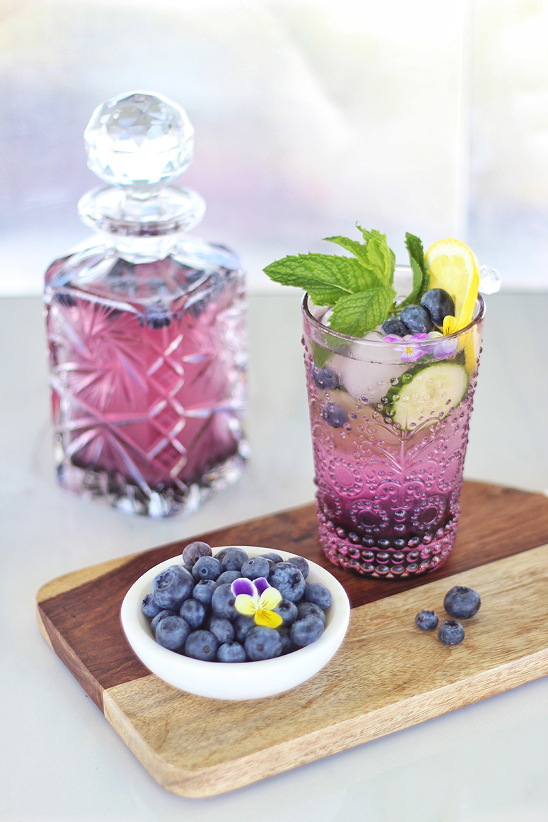 Blueberry Lemon and Cucumber Gin Mojitos | A refreshing, clean, refined sugar free cocktail | Blueberry Mojito Recipe | Muddled Blueberry Cocktail | Blueberry Cocktail Gin | How to Muddle Blueberries | Best summer Cocktails // JustineCelina.com