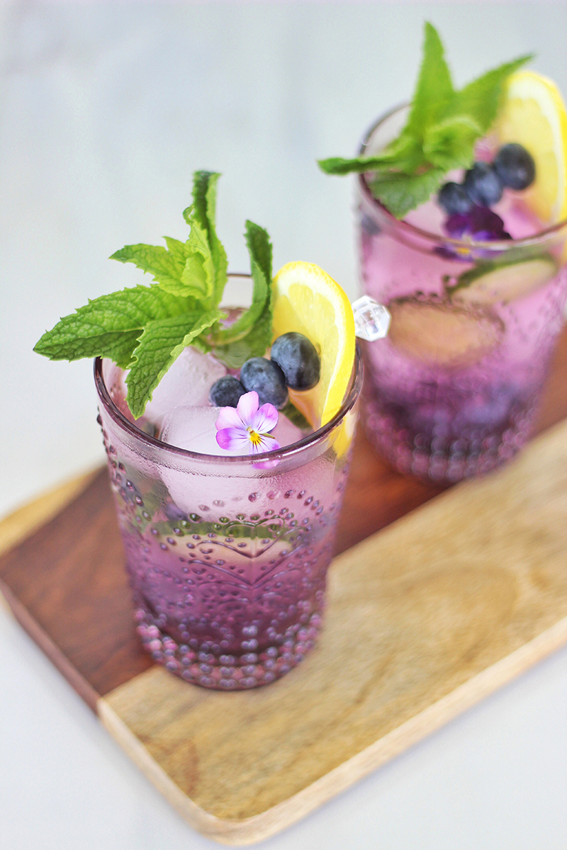 Blueberry Lemon and Cucumber Gin Mojitos | A refreshing, clean, refined sugar free cocktail | Blueberry Mojito Recipe | Muddled Blueberry Cocktail | Blueberry Cocktail Gin | How to Muddle Blueberries | Best summer Cocktails // JustineCelina.com