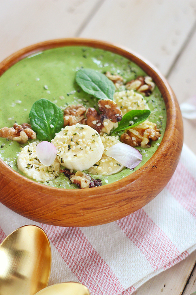 Pantone Inspired Banana Walnut Green Smoothie Bowl // JustineCelina.com