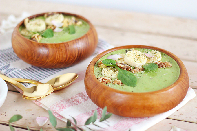 Pantone Inspired Banana Walnut Green Smoothie Bowl // JustineCelina.com