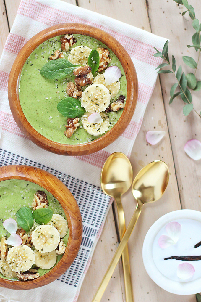 Pantone Inspired Banana Walnut Green Smoothie Bowl // JustineCelina.com