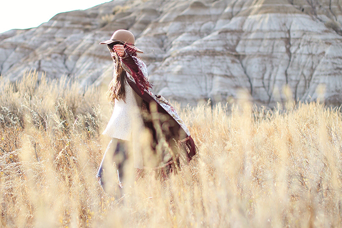 How to Style | Kimonos for Autumn | Exploring the Alberta Badlands near Drumheller, Canada // JustineCelina.com