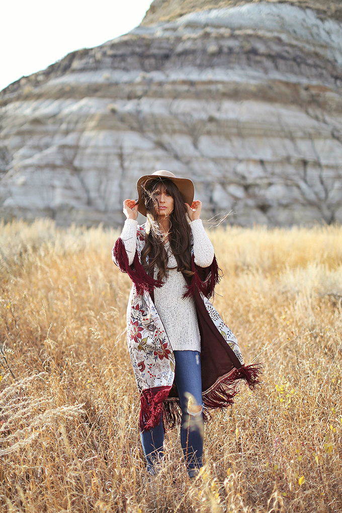 How to Style | Kimonos for Autumn | Exploring the Alberta Badlands near Drumheller, Canada // JustineCelina.com