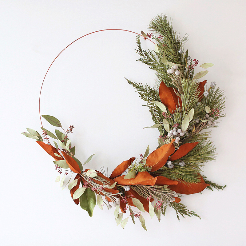 DIY | Asymmetrical Holiday Wreath | How to Make an Asymmetrical Holiday Wreaths for Christmas with Pine, Cedar, Brunia, Eucalyptus pods, Red Ironbark Eucalyptus and Magnolia | Christmas Wreath DIY | Modern Christmas Wreath DIY // JustineCelina.com