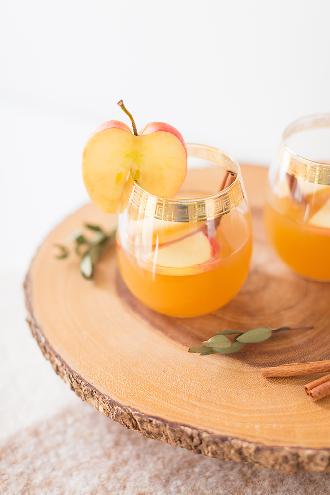 Late Harvest Spiced Apple Sangria | Featuring Eau Claire Distillery’s Apple Brandy | The Best Thanksgiving Sangria Recipe | The Best Apple Sangria Recipes | The Best Fall Sangria Recipe | No Added Sugar Sangria // JustineCelina.com