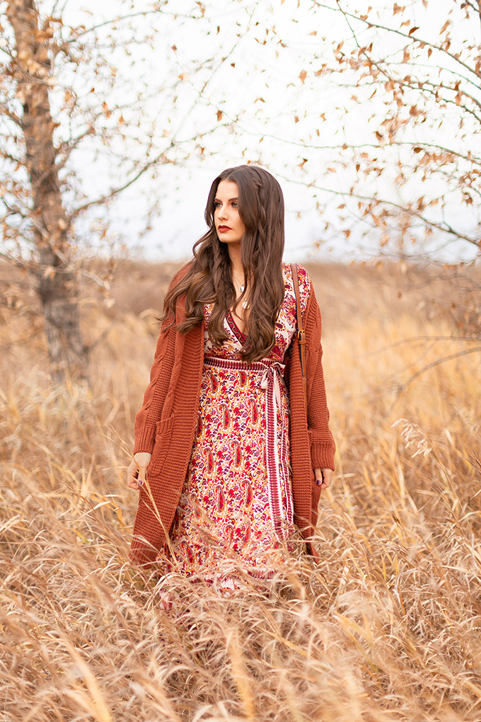 Autumn 2018 Lookbook | How to Style Maxi Dresses for Autumn | Paisley Maxi Dress with a Burnt Orange Cardigan | Brunette Girl in a Field of Grass | Autumn 2018 Trends | JustineCelina.com