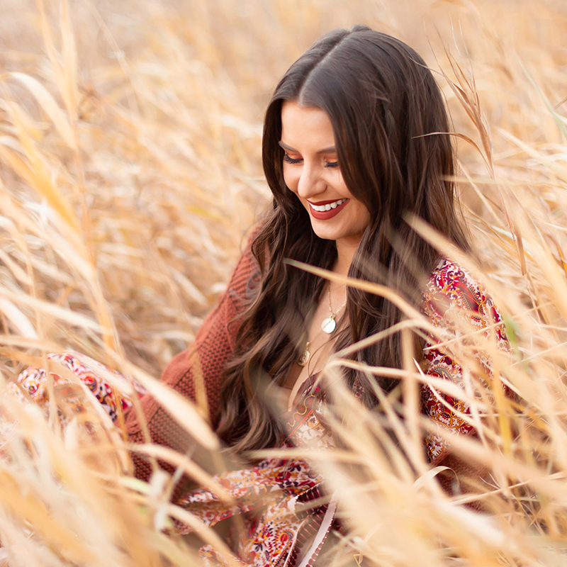 October 2018 Soundtrack | Girl Smiling in a field of tall grass, Alberta, Canada | Calgary Lifestyle Blogger // JustineCelina.com