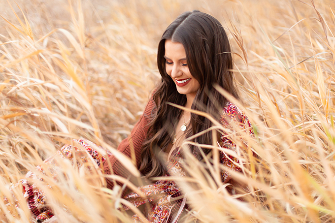 October 2018 Soundtrack | Girl Smiling in a field of tall grass, Alberta, Canada | Calgary Lifestyle Blogger // JustineCelina.com