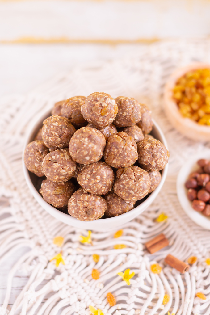 Hazelnut Oatmeal Golden Raisin Energy Bites | The Best No Bake, Vegan, Gluten Free, Refined Sugar Free Energy Bites | High Protein Energy Bites | Post Workout Recovery Energy Bites | Breakfast Energy Bites | Protein Powder Energy Bites | Healthy Energy Balls | Oatmeal Balls without Peanut Butter | Easy 9 Ingredient Energy Bites // JustineCelina.com