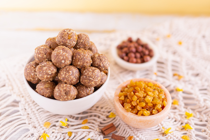 Hazelnut Oatmeal Golden Raisin Energy Bites | The Best No Bake, Vegan, Gluten Free, Refined Sugar Free Energy Bites | High Protein Energy Bites | Post Workout Recovery Energy Bites | Breakfast Energy Bites | Protein Powder Energy Bites | Healthy Energy Balls | Oatmeal Balls without Peanut Butter | Easy 9 Ingredient Energy Bites // JustineCelina.com