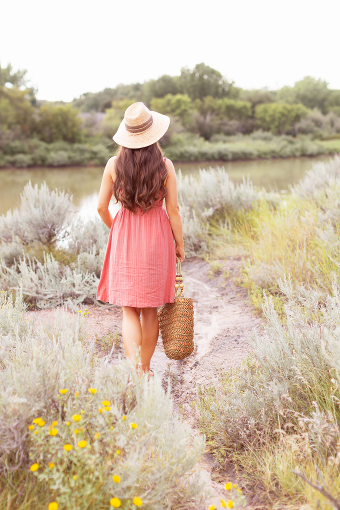 LATE SUMMER 2019 LOOKBOOK | Weekend Wear: My Go-To Outfit Formula for Casual Weekends | Summer/Fall 2019 Casual Weekend Outfit Ideas | What to Wear to the Farmer’s Market | Brunette woman wearing a Coral, Button-Down Linen Dress, A Straw Hat, Oversized Round Sunglasses and a Vintage Oversized Woven Tote  | Top Summer to Fall 2019 Transitional Trends and how to wear them | Star Mine Suspension Bridge, Red Deer River Canyon | Calgary Fashion + Travel Blogger // JustineCelina.com