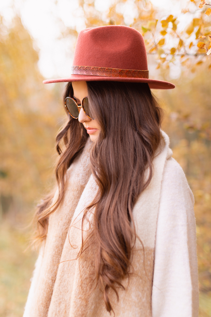 Casual Fall Style Staples | Casual Thanksgiving Outfit Ideas | Thanksgiving Outfit Ideas for Cold Weather | Canadian Thanksgiving Outfits | Casual Family Holiday Dinner Outfit Ideas | Family Thanksgiving Outfits | Bohemian Thanksgiving Outfit Ideas | Casual Boho Fall Outfit | The Best H&M Sweaters | The Best Flat Brimmed Hats for Fall 2019 | Brunette Woman Wearing a Casual Fall Thanksgiving Outfit | Calgary Fashion & Lifestyle Blogger // JustineCelina.com