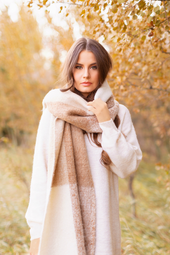 Casual Fall Style Staples | Casual Thanksgiving Outfit Ideas | Thanksgiving Outfit Ideas for Cold Weather | Canadian Thanksgiving Outfits | Casual Family Holiday Dinner Outfit Ideas | Family Thanksgiving Outfits | Bohemian Thanksgiving Outfit Ideas | Casual Boho Fall Outfit | The Best H&M Sweaters | The Best Flat Brimmed Hats for Fall 2019 | The best oversized, cozy scarves | Brunette Woman Wearing a Casual Fall Thanksgiving Outfit | Calgary Fashion & Lifestyle Blogger // JustineCelina.com