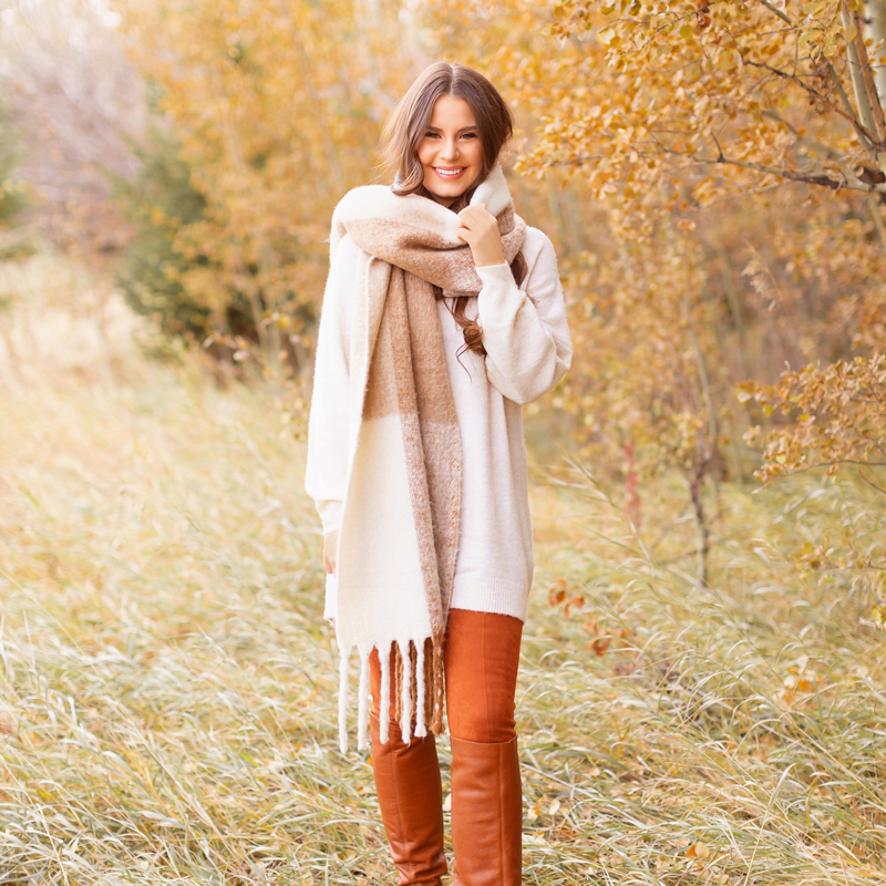 Casual Fall Style Staples | Casual Thanksgiving Outfit Ideas | Thanksgiving Outfit Ideas for Cold Weather | Canadian Thanksgiving Outfits | Casual Family Holiday Dinner Outfit Ideas | Family Thanksgiving Outfits | Bohemian Thanksgiving Outfit Ideas | Casual Boho Fall Outfit | The Best H&M Sweaters | The Best Flat Brimmed Hats for Fall 2019 | The best oversized, cozy scarves | Brunette Woman Wearing a Casual Fall Thanksgiving Outfit | Calgary Fashion & Lifestyle Blogger // JustineCelina.com