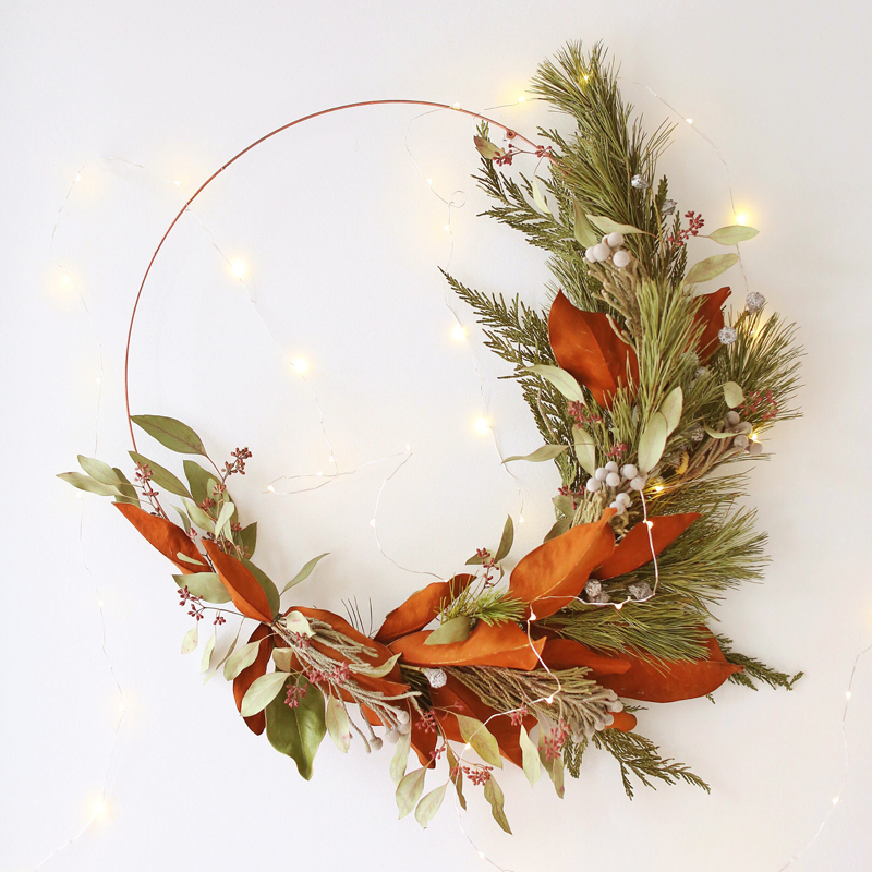 DIGITAL BLOOMS DECEMBER 2019 | FREE DESKTOP WALLPAPER | DIY | Asymmetrical Holiday Wreath | How to Make an Asymmetrical Holiday Wreaths for Christmas with Pine, Cedar, Brunia, Eucalyptus pods, Red Ironbark Eucalyptus and Magnolia | Christmas Wreath DIY | Modern Christmas Wreath DIY | Neutral, Mid Century Modern Christmas Wreath | Free Christmas Digital Wallpaper | Free Holiday Wallpaper | Wreath Wallpaper | Winter Wreath Download | JustineCelina Digital Blooms // JustineCelina.com