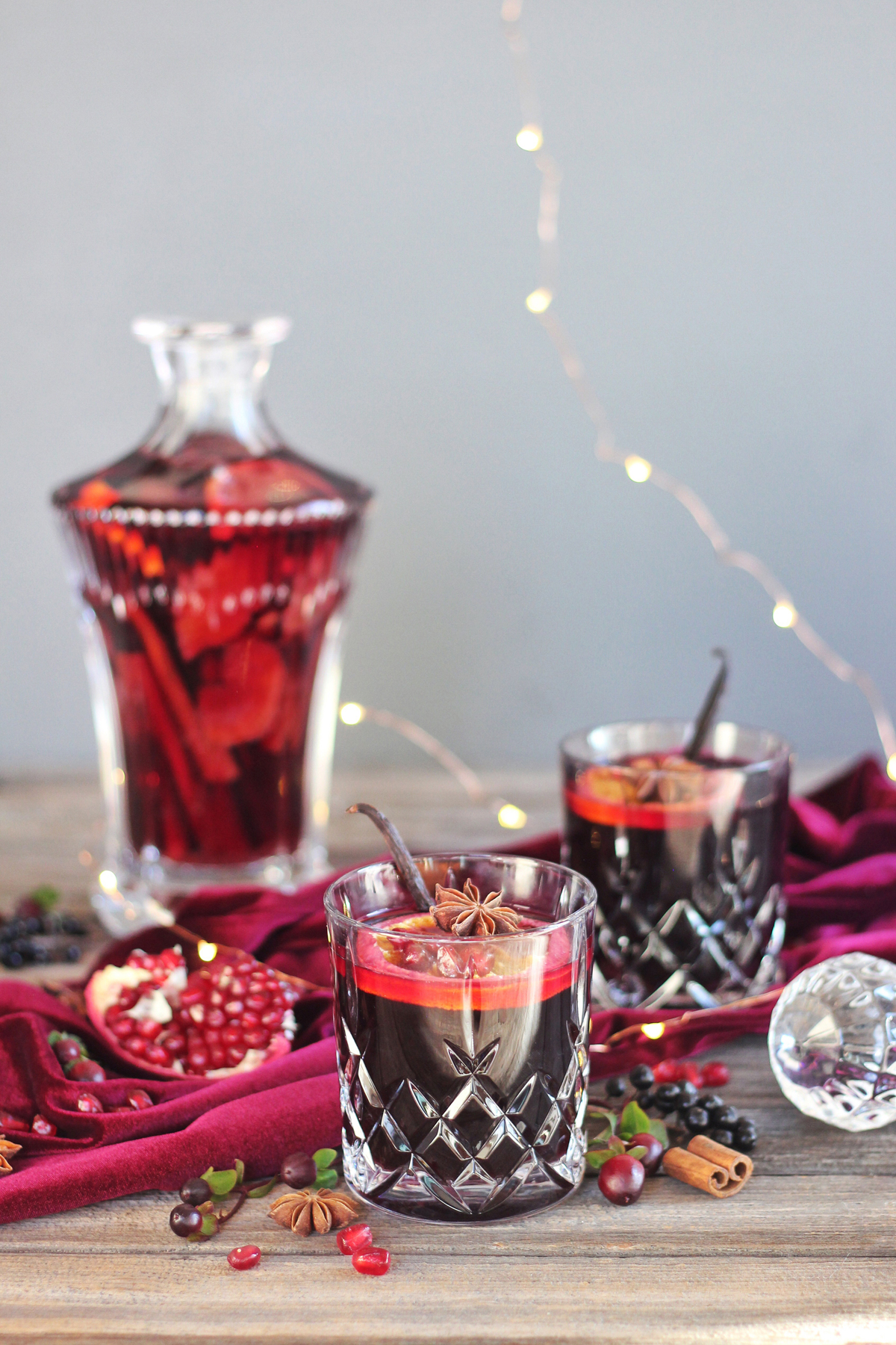5 Cozy Fall Cocktail and Sangria Recipes | JustineCelina’s Best Fall Cocktail and Sangria Recipes | Vanilla Pomegranate Mulled Wine | Warm Cocktails for Fall l Modern Holiday Mulled Wine Recipe | Pomegranate Cocktails for Fall | Warm Alcoholic Drinks for Fall | Fall Party Drinks | Fall Cocktails for a Crowd | Fall Cocktails for a Party | Cocktail Photographer and Stylist | Calgary Blogger // JustineCelina.com